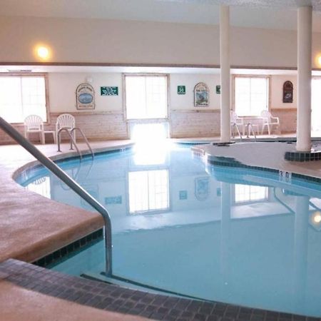 Baymont By Wyndham Mequon Milwaukee Area Hotel Exterior foto