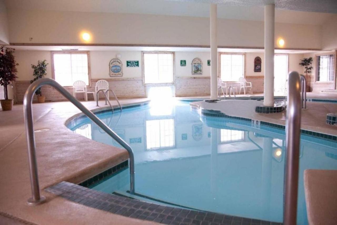 Baymont By Wyndham Mequon Milwaukee Area Hotel Exterior foto