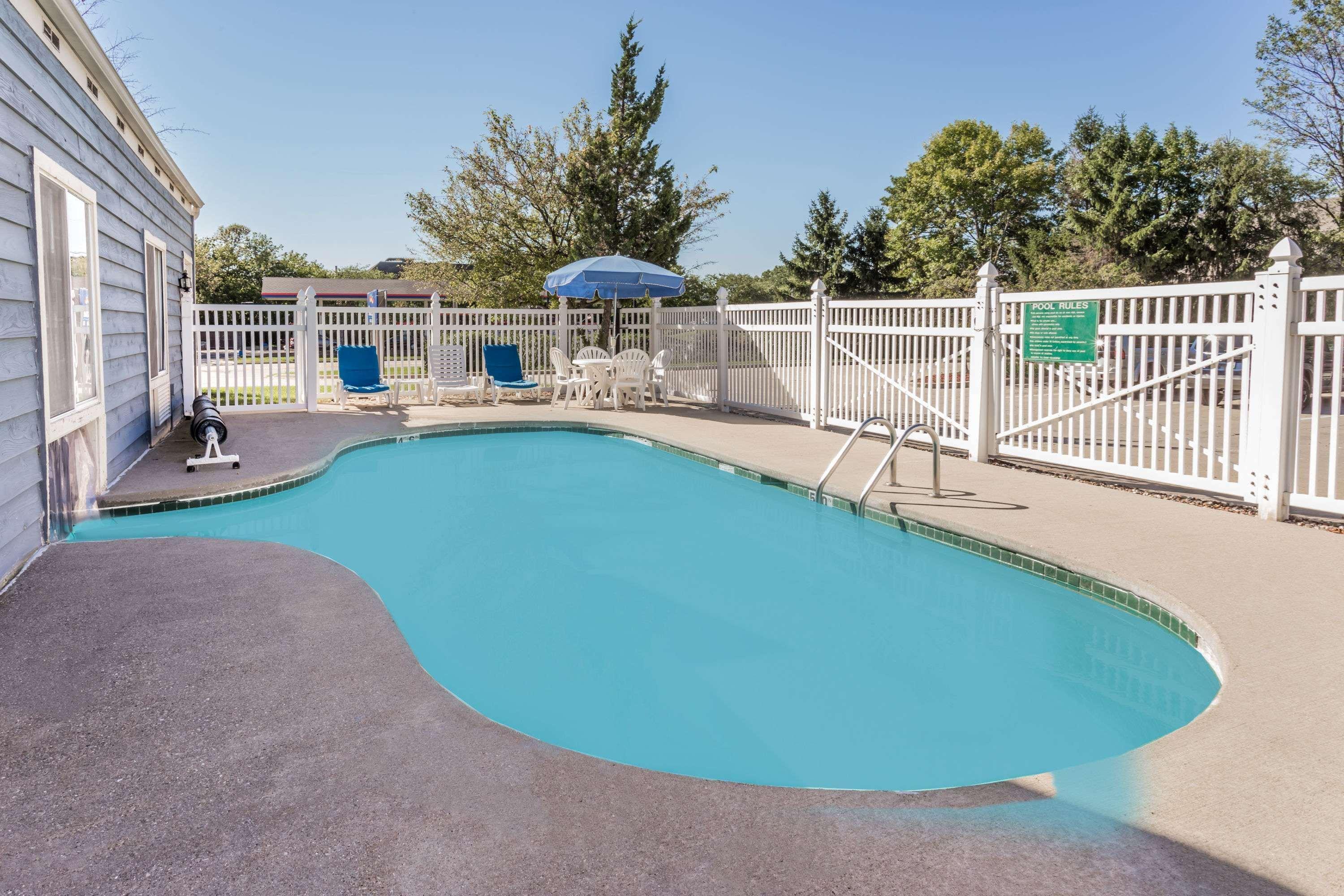 Baymont By Wyndham Mequon Milwaukee Area Hotel Exterior foto
